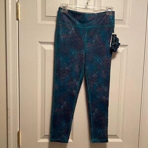 Ideology Aqua Girls 7/8 Length Leggings with a Scrunchie…size Large